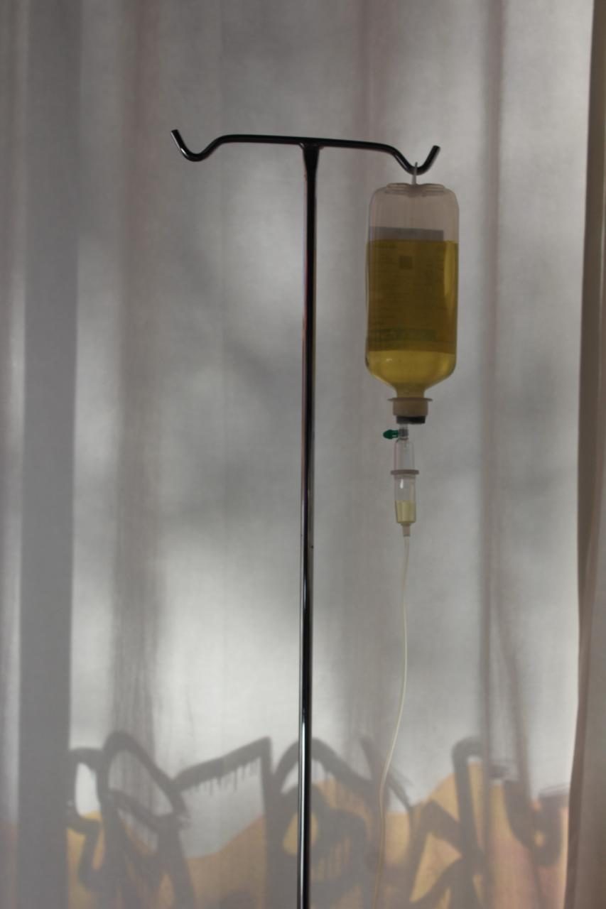 An infusion bag on a stand at ivi Clinic